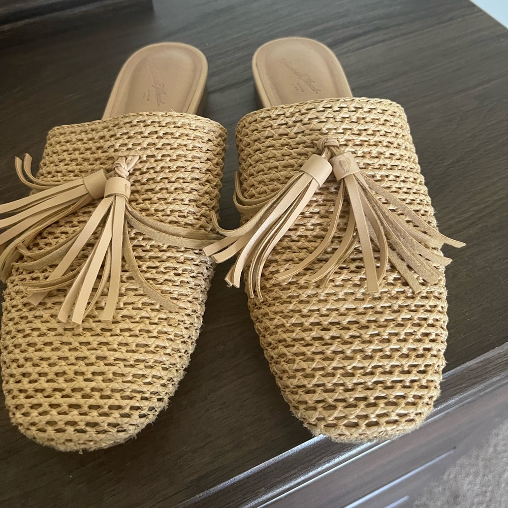 Basket knit slide ins